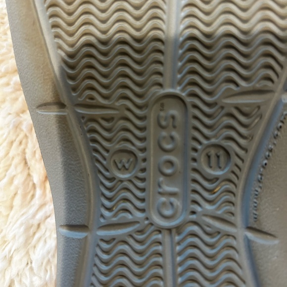 Crocs flip flops women’s size 11  bright orange/coral. Great preowned condition. - Picture 4 of 6